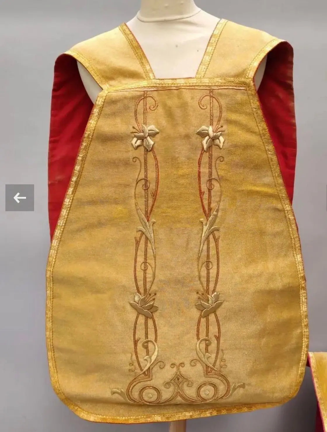 Antique gold silk liturgical vestment with embroidered IHS cross and matching accessories
/
Ornement liturgique ancien en soie dorée avec croix IHS brodée et accessoires assortis