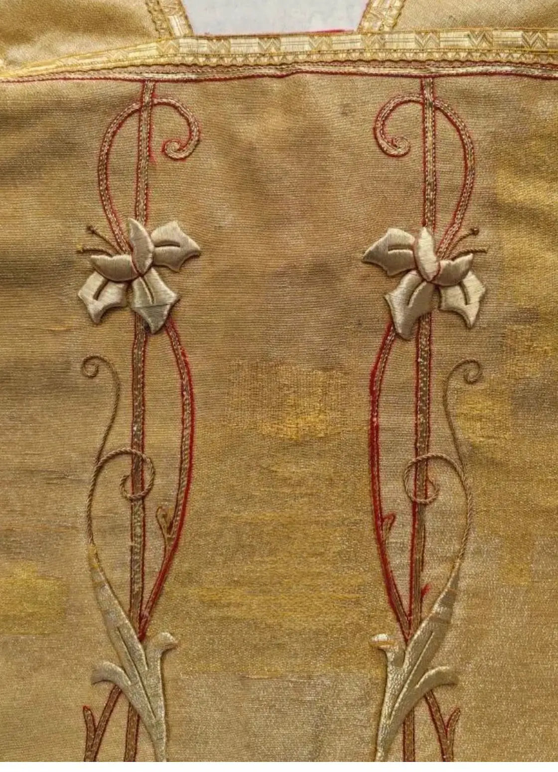 Antique gold silk liturgical vestment with embroidered IHS cross and matching accessories
/
Ornement liturgique ancien en soie dorée avec croix IHS brodée et accessoires assortis