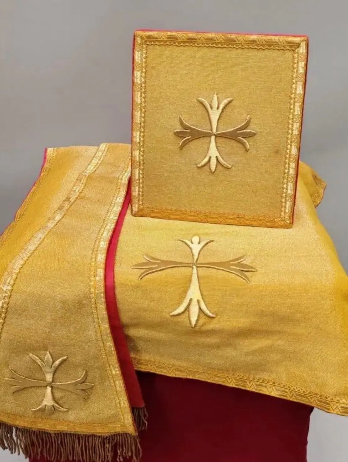 Antique gold silk liturgical vestment with embroidered IHS cross and matching accessories
/
Ornement liturgique ancien en soie dorée avec croix IHS brodée et accessoires assortis