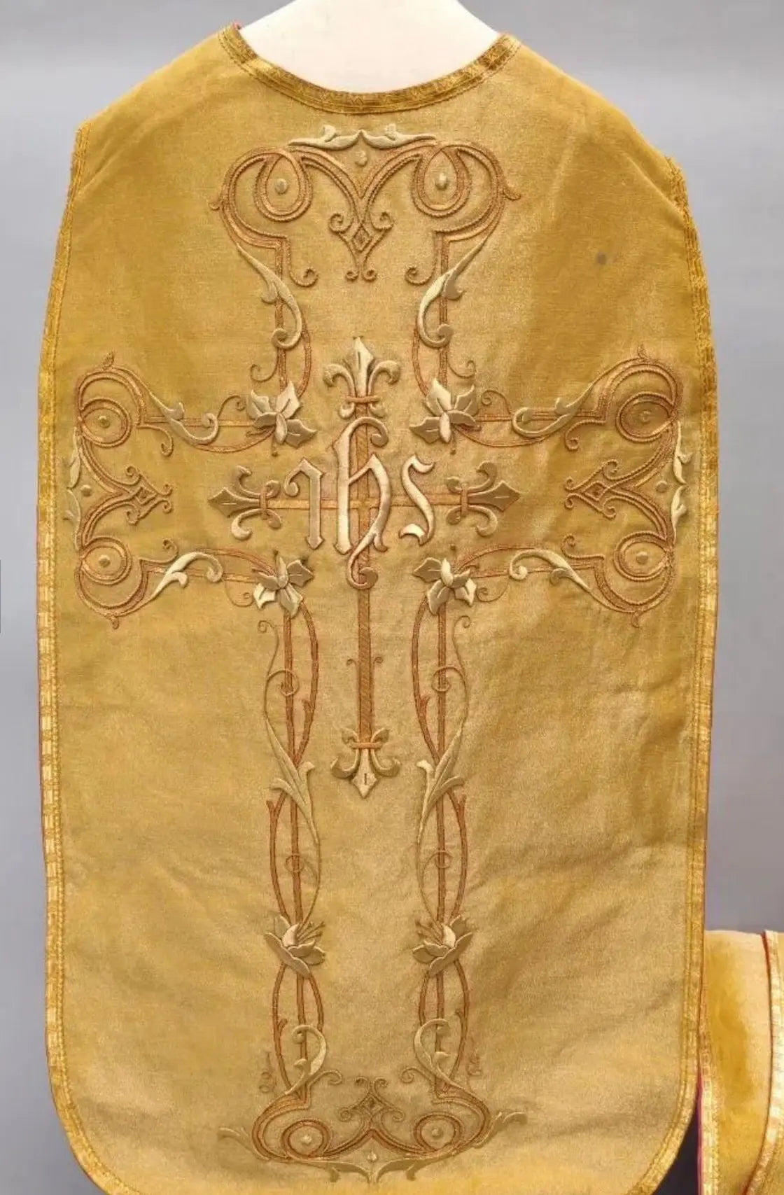 Antique gold silk liturgical vestment with embroidered IHS cross and matching accessories
/
Ornement liturgique ancien en soie dorée avec croix IHS brodée et accessoires assortis
