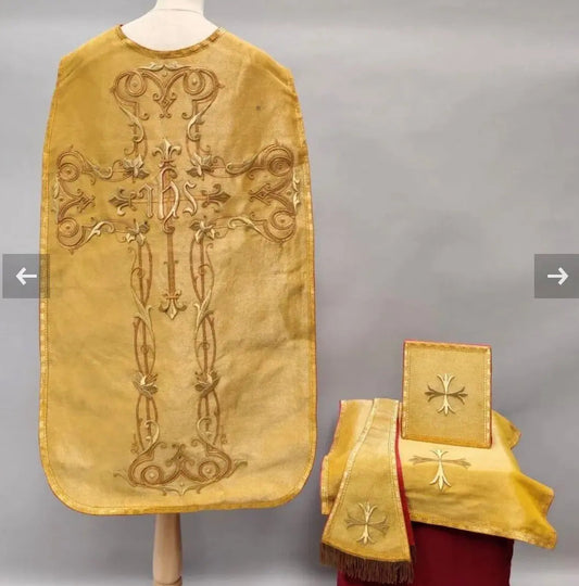 Antique gold silk liturgical vestment with embroidered IHS cross and matching accessories
/
Ornement liturgique ancien en soie dorée avec croix IHS brodée et accessoires assortis
