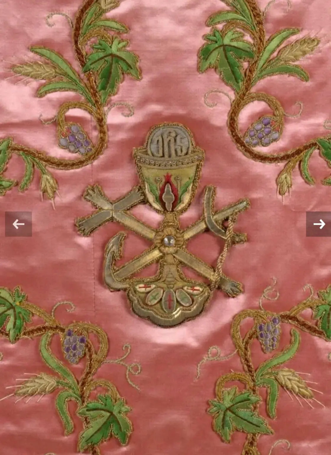 Antique pink silk chasuble with floral embroidery and Eucharistic motifs, French form
/
Chasuble ancienne en soie rose avec broderie florale et motifs eucharistiques, forme française