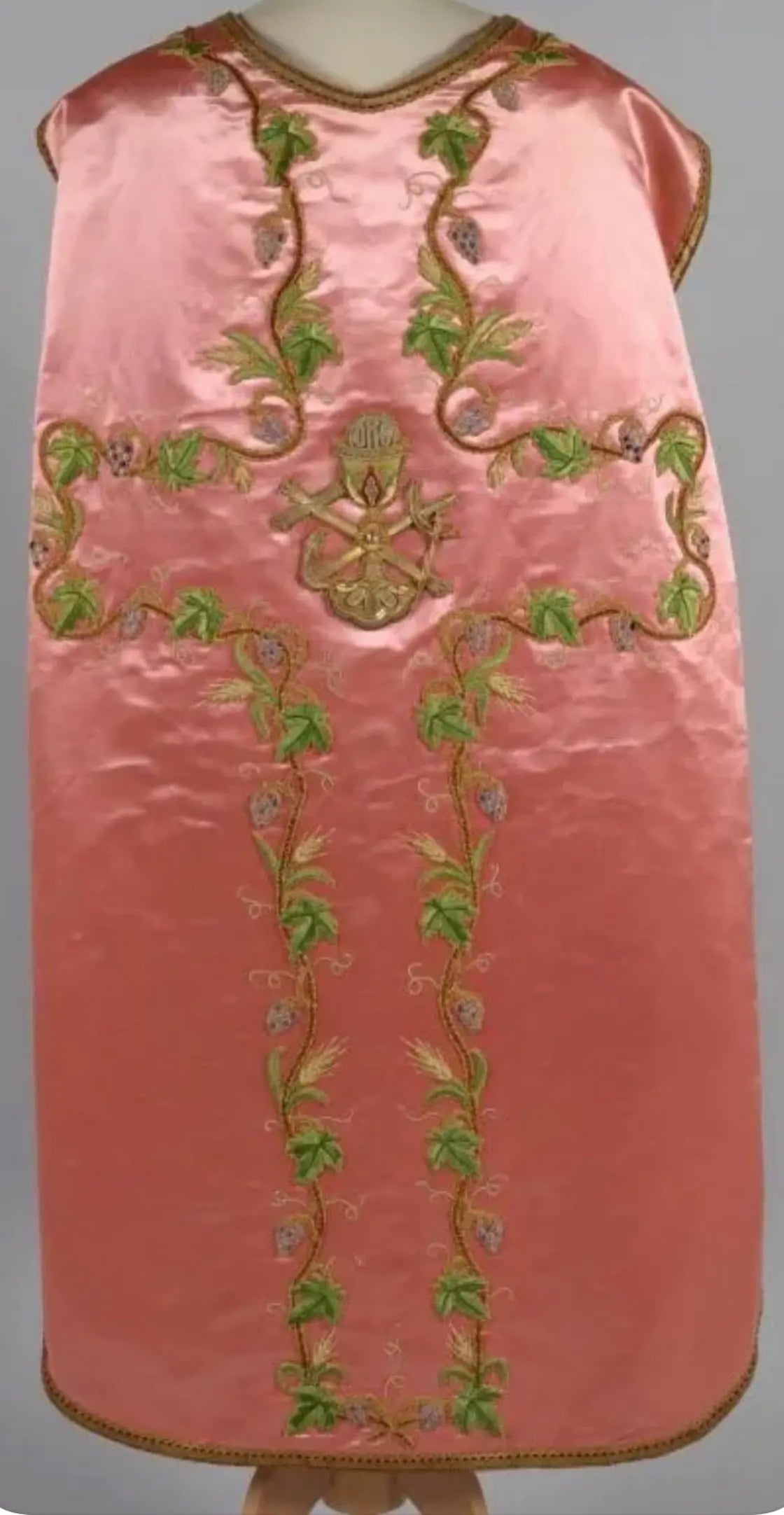 Antique pink silk chasuble with floral embroidery and Eucharistic motifs, French form
/
Chasuble ancienne en soie rose avec broderie florale et motifs eucharistiques, forme française