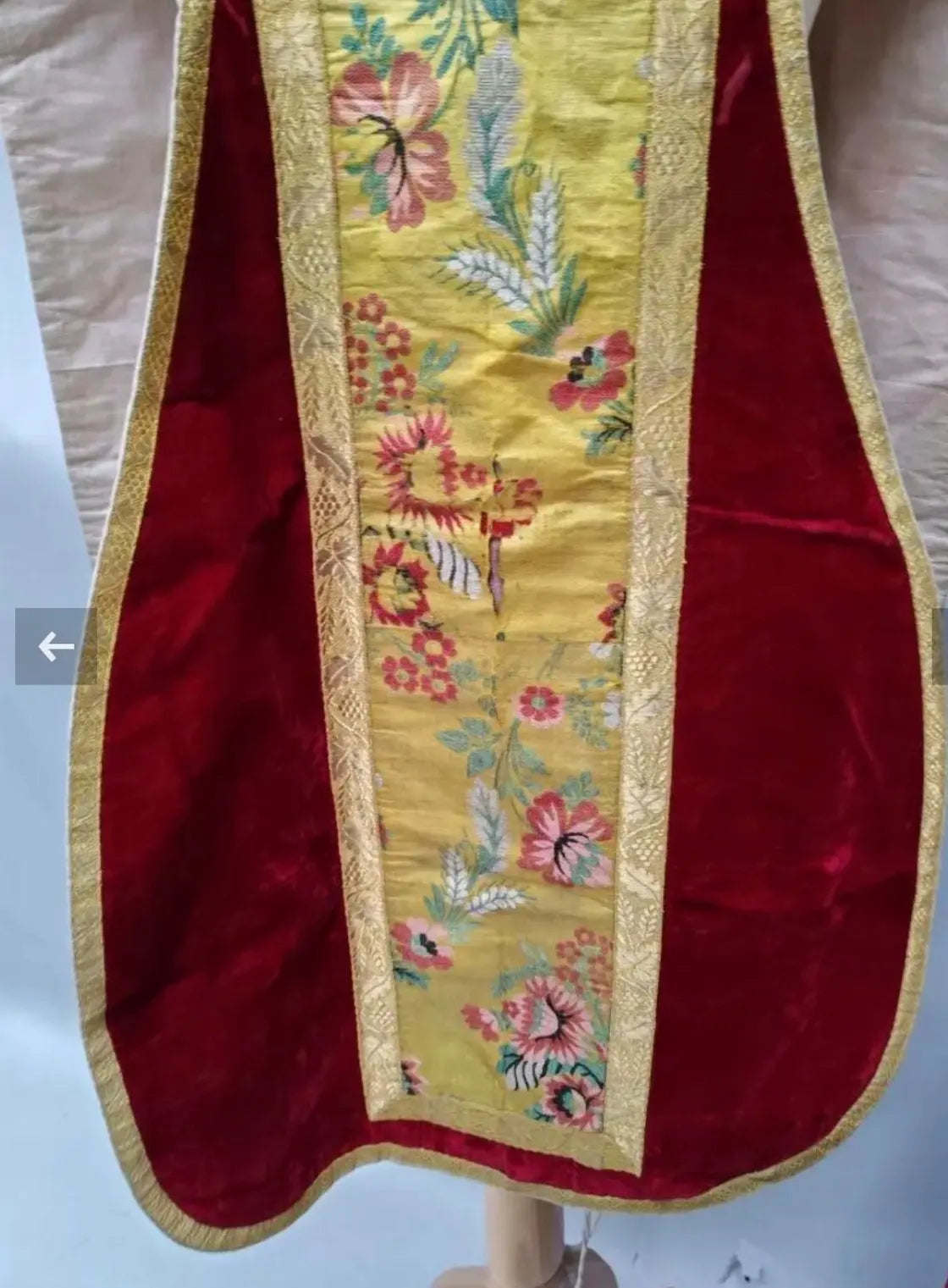 Antique red silk velvet chasuble with colorful floral embroidered orphrey and cross design
/
Chasuble ancienne en velours de soie rouge avec orfrois brodés floraux polychromes