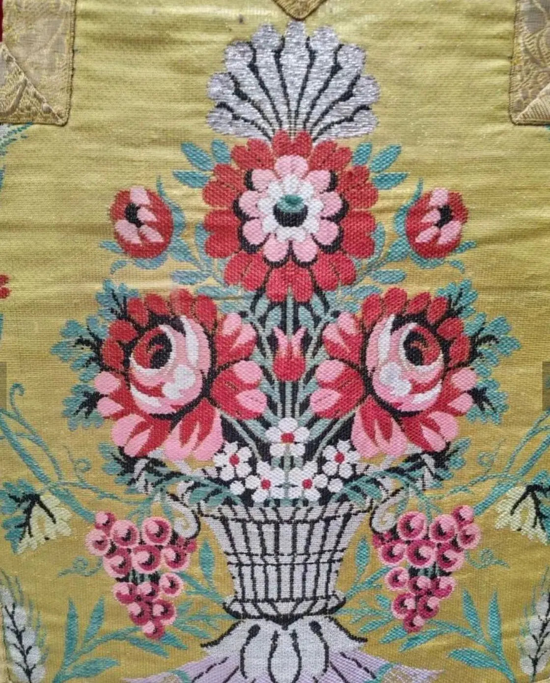 Antique red silk velvet chasuble with colorful floral embroidered orphrey and cross design
/
Chasuble ancienne en velours de soie rouge avec orfrois brodés floraux polychromes