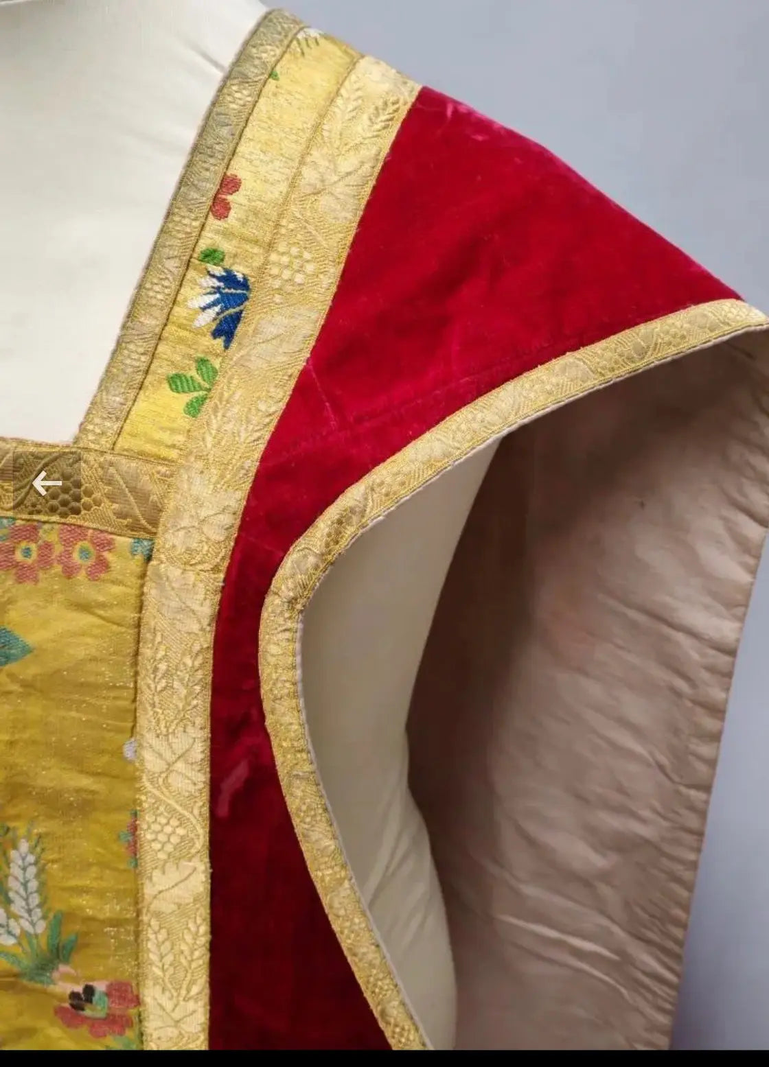 Antique red silk velvet chasuble with colorful floral embroidered orphrey and cross design
/
Chasuble ancienne en velours de soie rouge avec orfrois brodés floraux polychromes