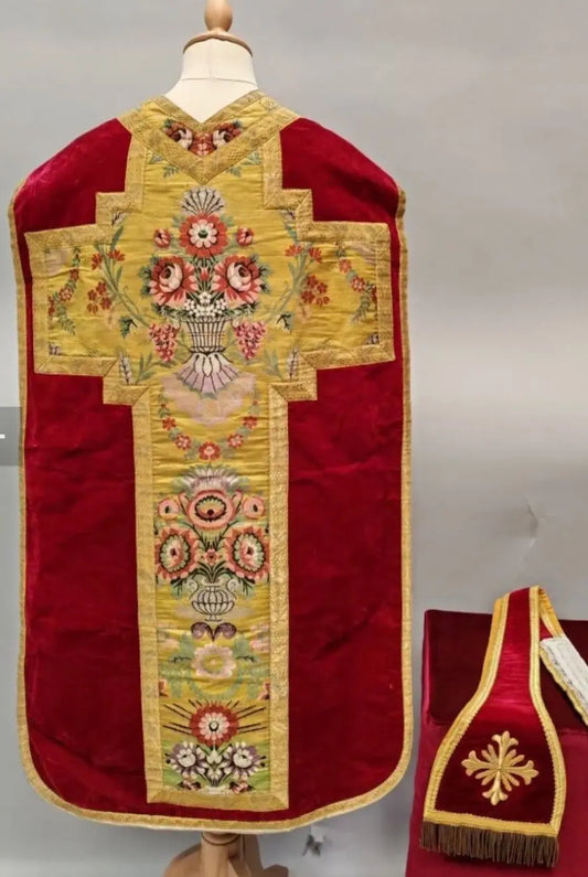 Antique red silk velvet chasuble with colorful floral embroidered orphrey and cross design
/
Chasuble ancienne en velours de soie rouge avec orfrois brodés floraux polychromes