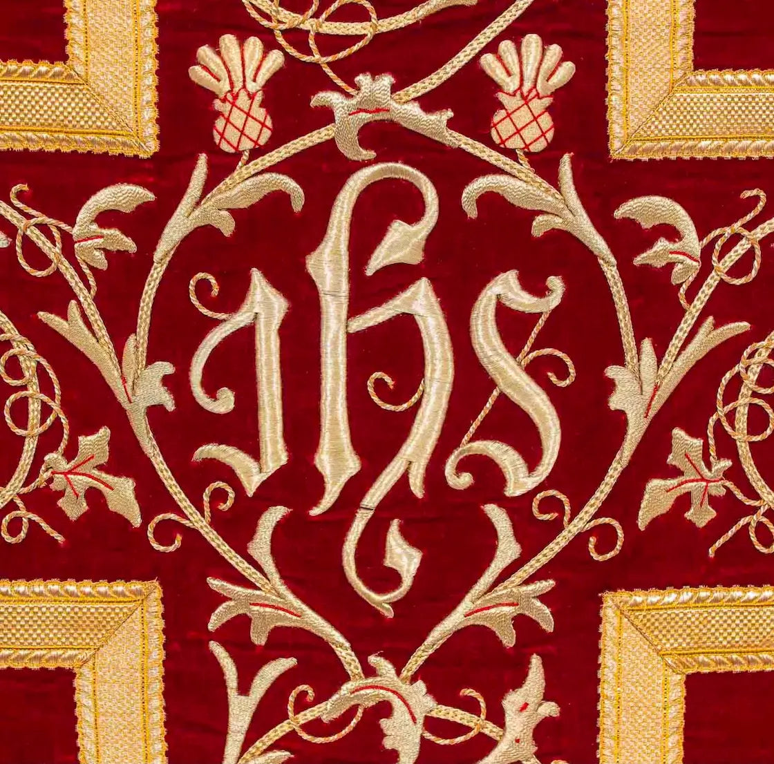 Antique red velvet Roman Catholic chasuble with gold embroidery and IHS Christogram
/
Chasuble romaine ancienne en velours rouge avec broderies dorées et monogramme IHS