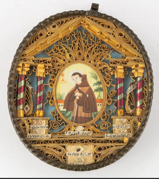 Antique 19th-century reliquary with 9 relics and image of St. Paschal Baylon.
/
Reliquaire ancien du XIXᵉ siècle avec 9 reliques et image de Saint Pascal Baylon.