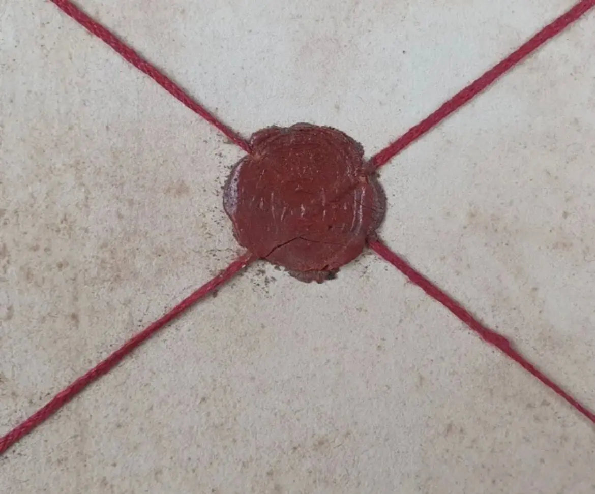 Antique gilded reliquary frame with miniature chapel altars and multiple authentic relics of saints.
/
Cadre reliquaire ancien doré avec chapelles miniatures et reliques authentiques de plusieurs saints.