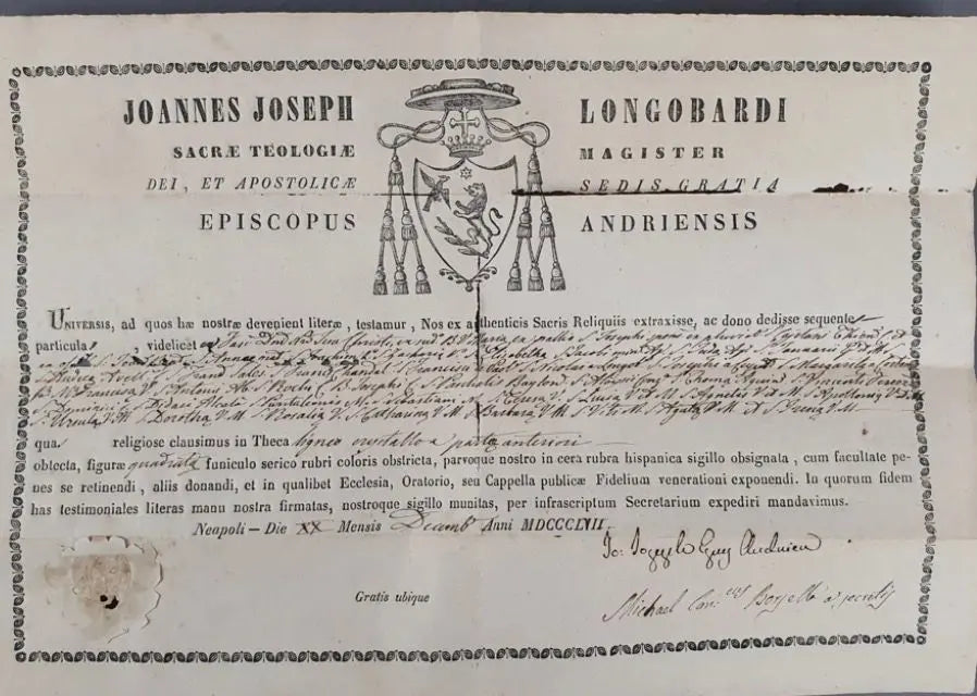 Antique gilded reliquary frame with miniature chapel altars and multiple authentic relics of saints.
/
Cadre reliquaire ancien doré avec chapelles miniatures et reliques authentiques de plusieurs saints.