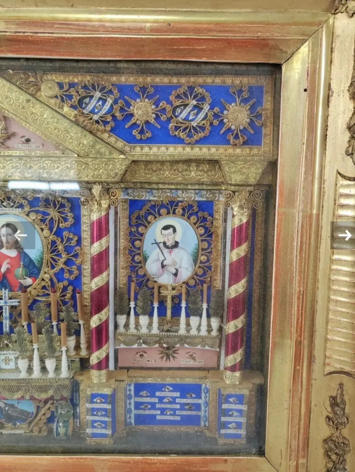 Antique gilded reliquary frame with miniature chapel altars and multiple authentic relics of saints.
/
Cadre reliquaire ancien doré avec chapelles miniatures et reliques authentiques de plusieurs saints.