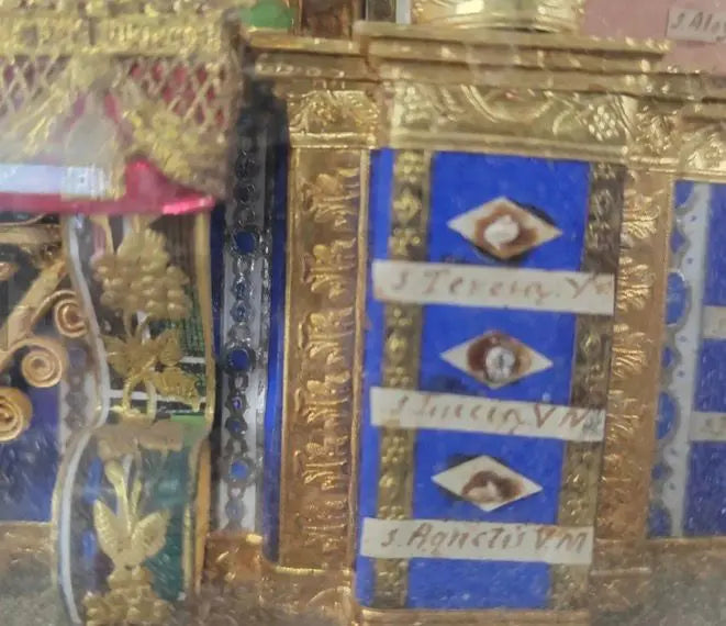 Antique gilded reliquary frame with miniature chapel altars and multiple authentic relics of saints.
/
Cadre reliquaire ancien doré avec chapelles miniatures et reliques authentiques de plusieurs saints.