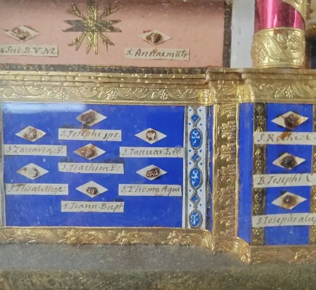 Antique gilded reliquary frame with miniature chapel altars and multiple authentic relics of saints.
/
Cadre reliquaire ancien doré avec chapelles miniatures et reliques authentiques de plusieurs saints.