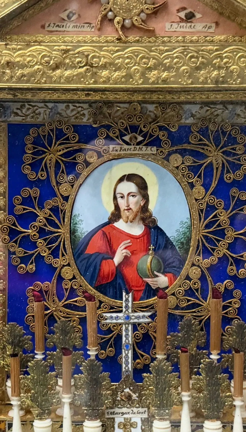 Antique gilded reliquary frame with miniature chapel altars and multiple authentic relics of saints.
/
Cadre reliquaire ancien doré avec chapelles miniatures et reliques authentiques de plusieurs saints.