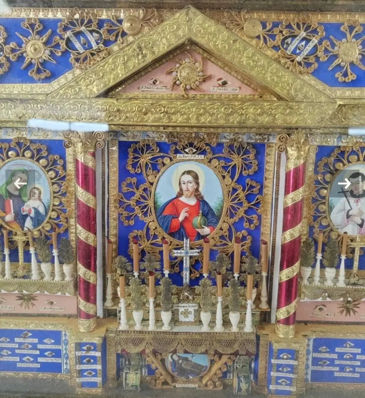 Antique gilded reliquary frame with miniature chapel altars and multiple authentic relics of saints.
/
Cadre reliquaire ancien doré avec chapelles miniatures et reliques authentiques de plusieurs saints.