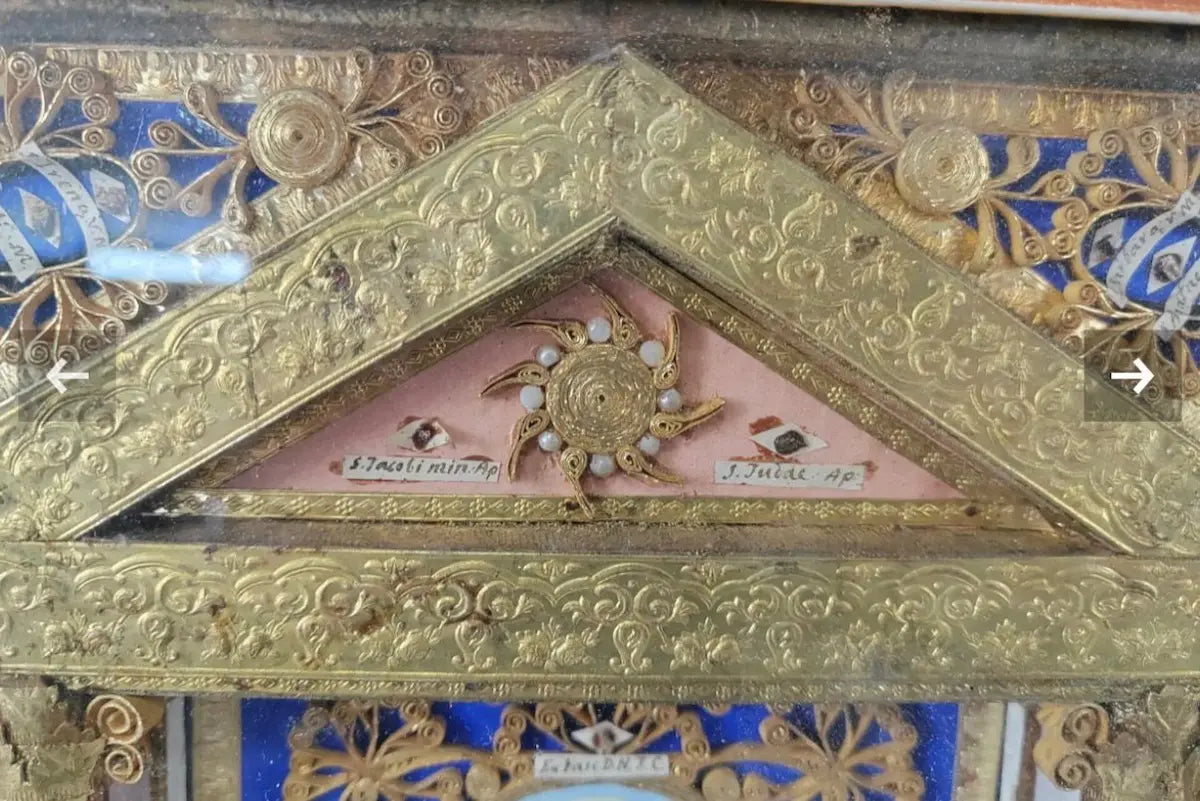 Antique gilded reliquary frame with miniature chapel altars and multiple authentic relics of saints.
/
Cadre reliquaire ancien doré avec chapelles miniatures et reliques authentiques de plusieurs saints.