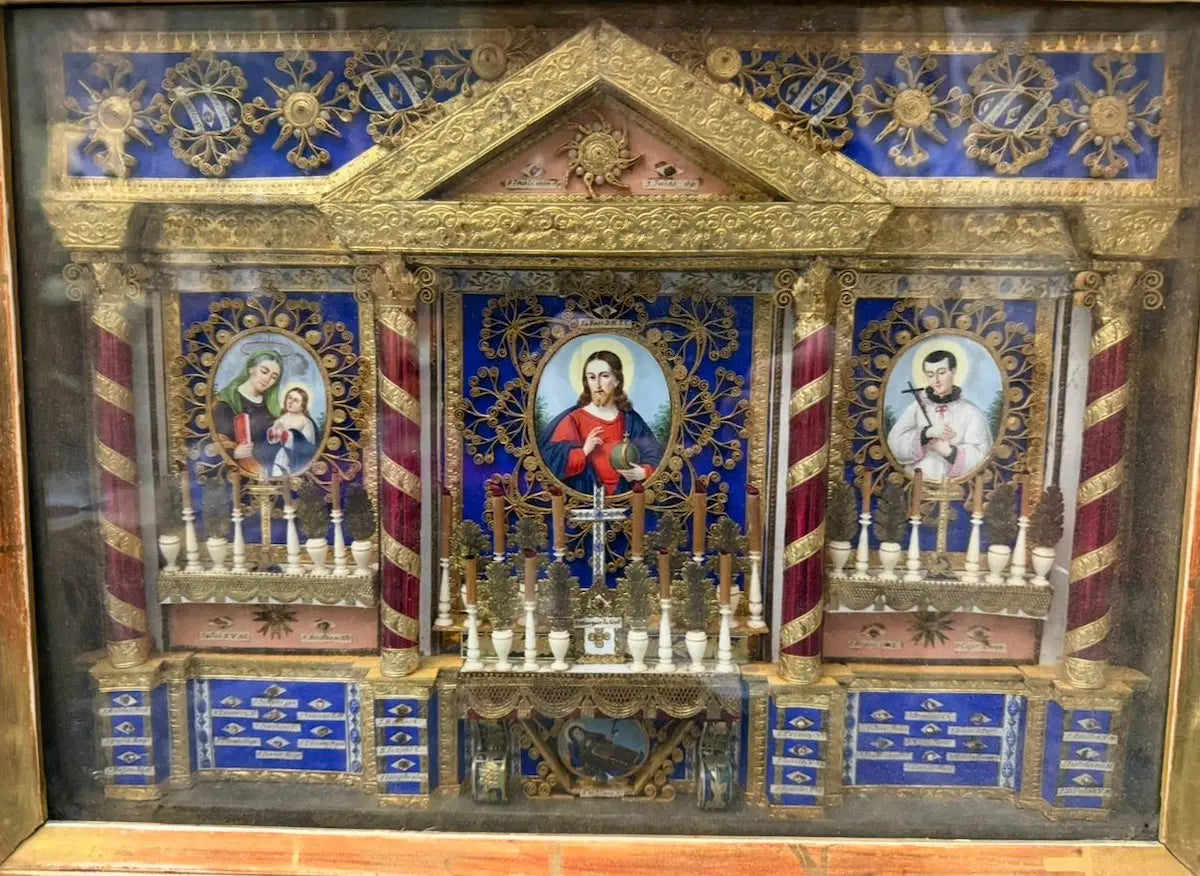 Antique gilded reliquary frame with miniature chapel altars and multiple authentic relics of saints.
/
Cadre reliquaire ancien doré avec chapelles miniatures et reliques authentiques de plusieurs saints.