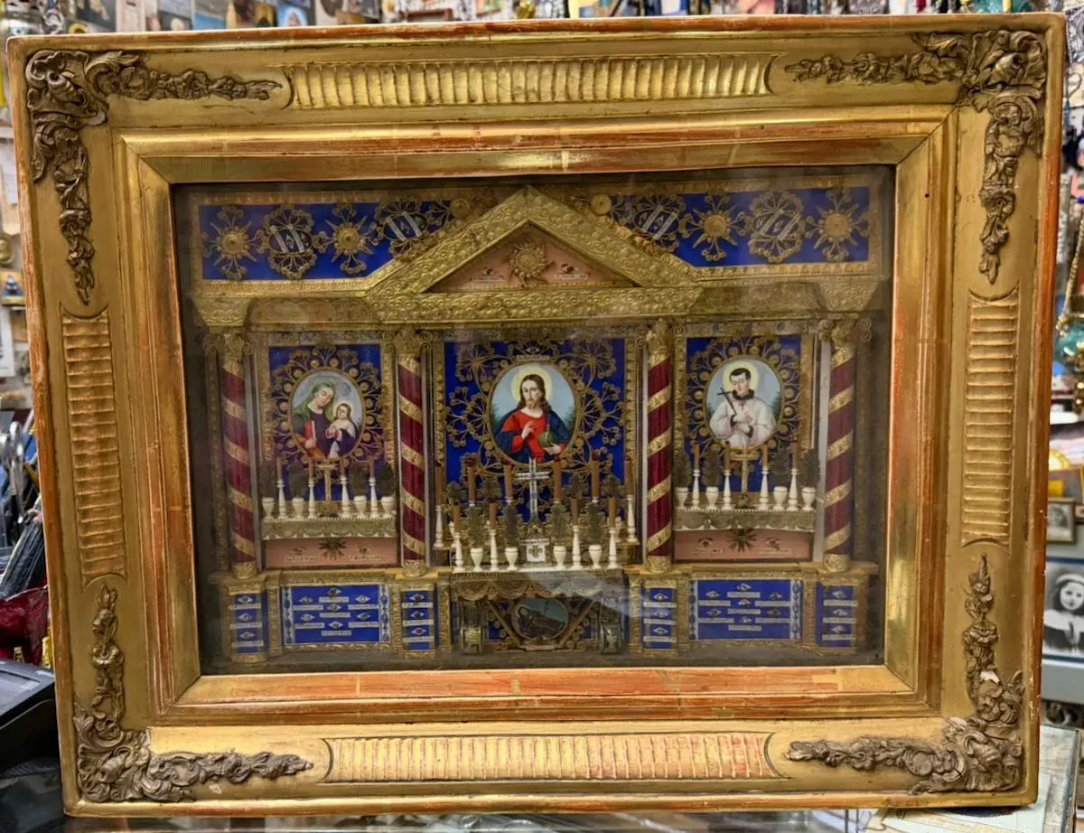 Antique gilded reliquary frame with miniature chapel altars and multiple authentic relics of saints.
/
Cadre reliquaire ancien doré avec chapelles miniatures et reliques authentiques de plusieurs saints.