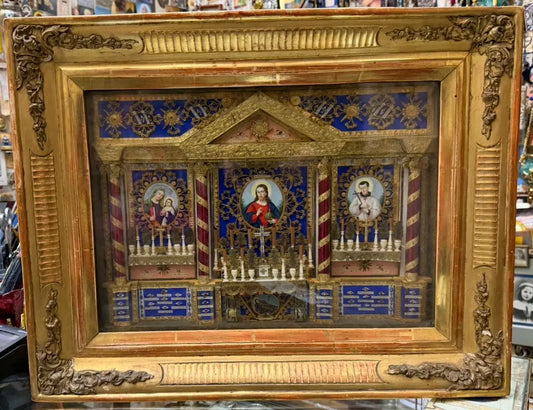 Antique gilded reliquary frame with miniature chapel altars and multiple authentic relics of saints.
/
Cadre reliquaire ancien doré avec chapelles miniatures et reliques authentiques de plusieurs saints.