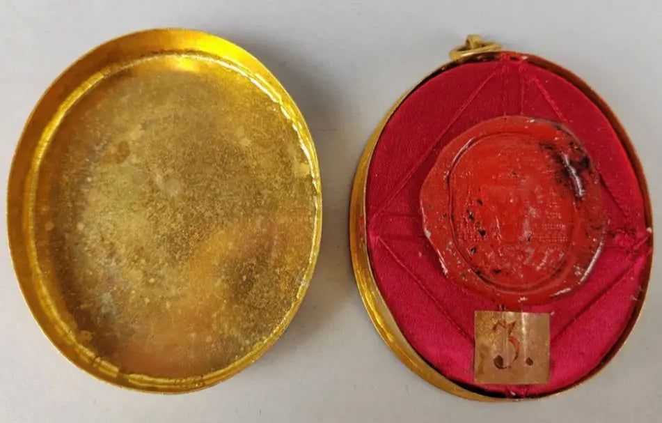 Antique oval reliquary containing relics of St. Francis de Sales and St. Jane de Chantal on red velvet background.
/
Reliquaire ovale ancien contenant des reliques de saint François de Sales et sainte Jeanne de Chantal sur fond en velours rouge.