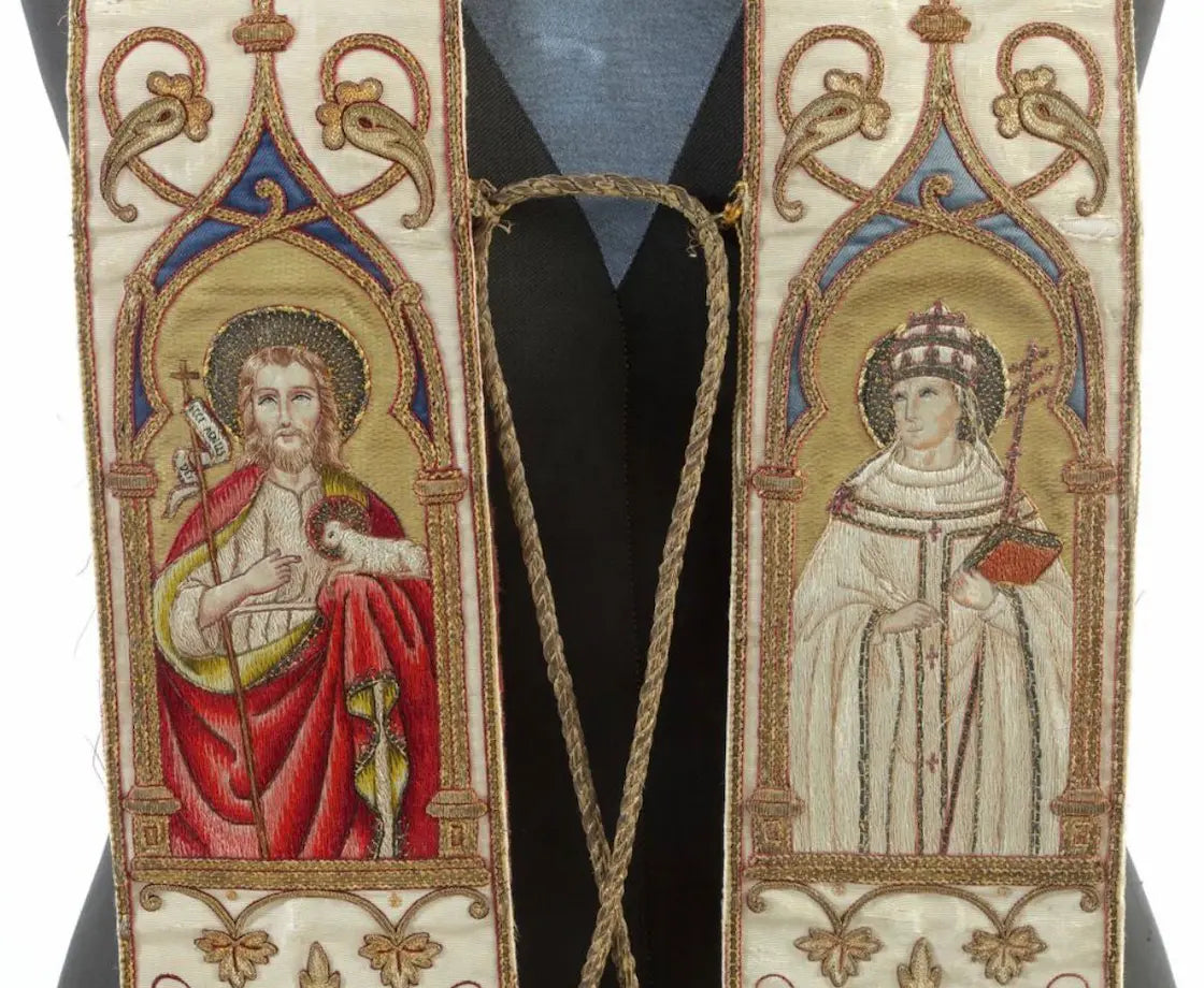 Antique white silk priest stole with gold embroidery and saint figures liturgical vestment
/
Étole ancienne en soie blanche avec broderies dorées et figures de saints vêtement liturgique