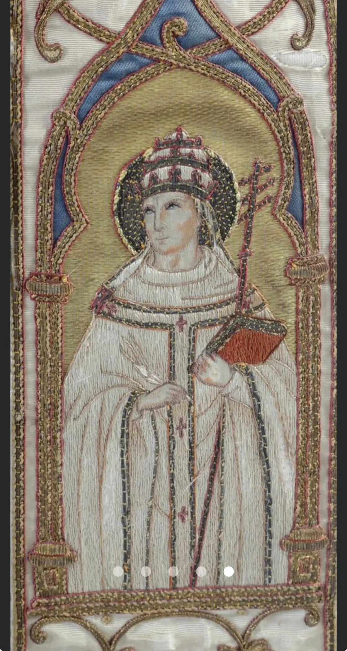 Antique white silk priest stole with gold embroidery and saint figures liturgical vestment
/
Étole ancienne en soie blanche avec broderies dorées et figures de saints vêtement liturgique