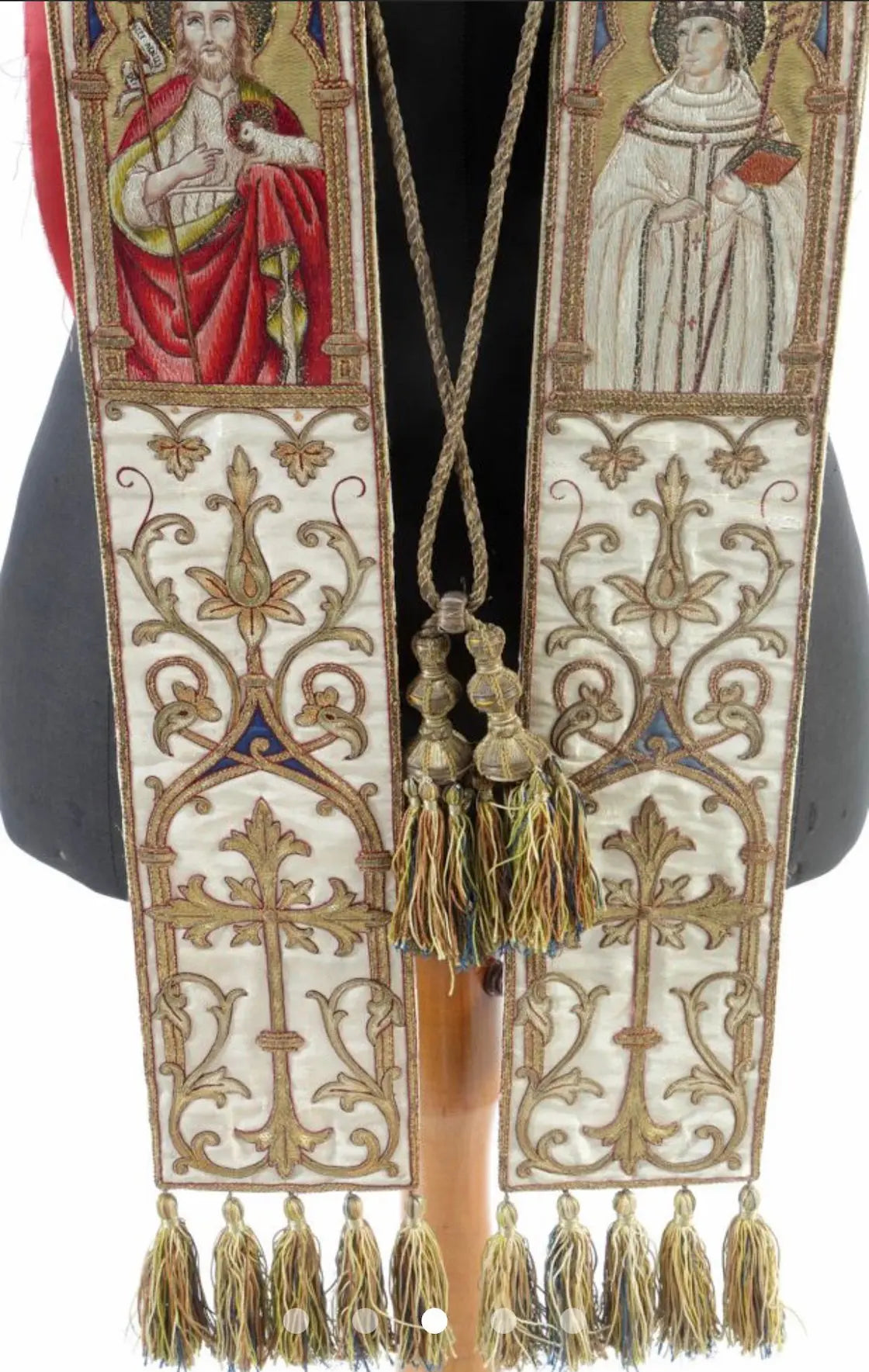 Antique white silk priest stole with gold embroidery and saint figures liturgical vestment
/
Étole ancienne en soie blanche avec broderies dorées et figures de saints vêtement liturgique