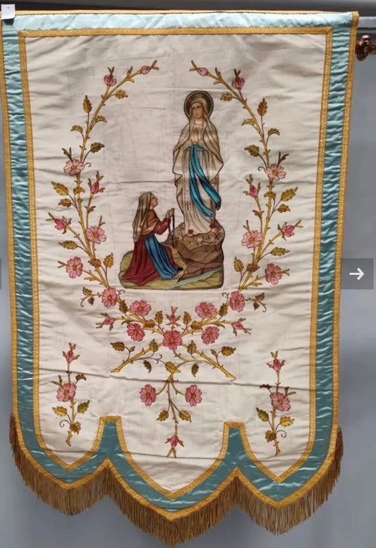 Double-sided moire silk processional banner depicting the apparition of Our Lady of Lourdes to Saint Bernadette
/
Bannière de procession en soie moirée représentant l'apparition de la Vierge de Lourdes à Sainte Bernadette