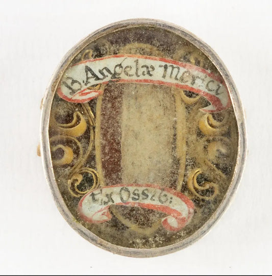 Relic of Blessed Angela Merici ex ossibus in oval reliquary
/
Relique de la bienheureuse Angèle Merici ex ossibus dans reliquaire ovale