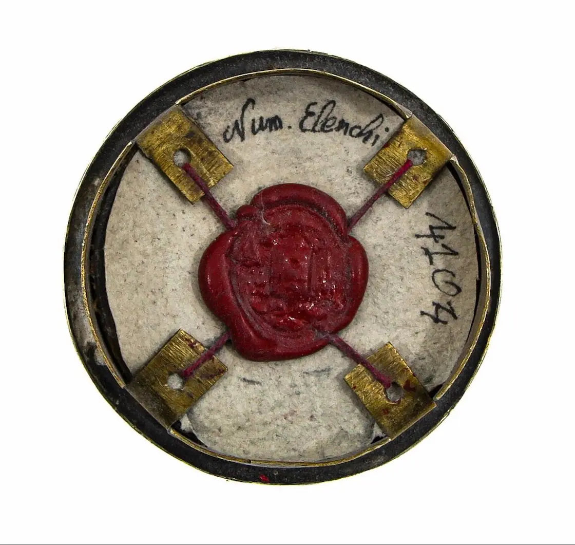 Catholic reliquary containing relics of Saint Barbara and Saint Thérèse
/
Reliquaire catholique contenant des reliques de Sainte Barbe et Sainte Thérèse