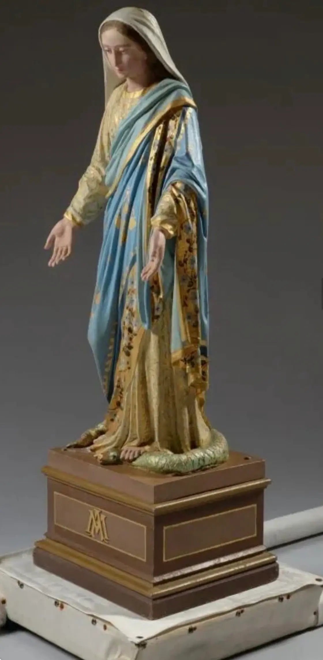 Immaculate Conception Virgin processional statue in carved and polychromed wood with carrying base
/
Statue de procession de la Vierge de l’Immaculée Conception en bois sculpté et polychromé avec brancards
