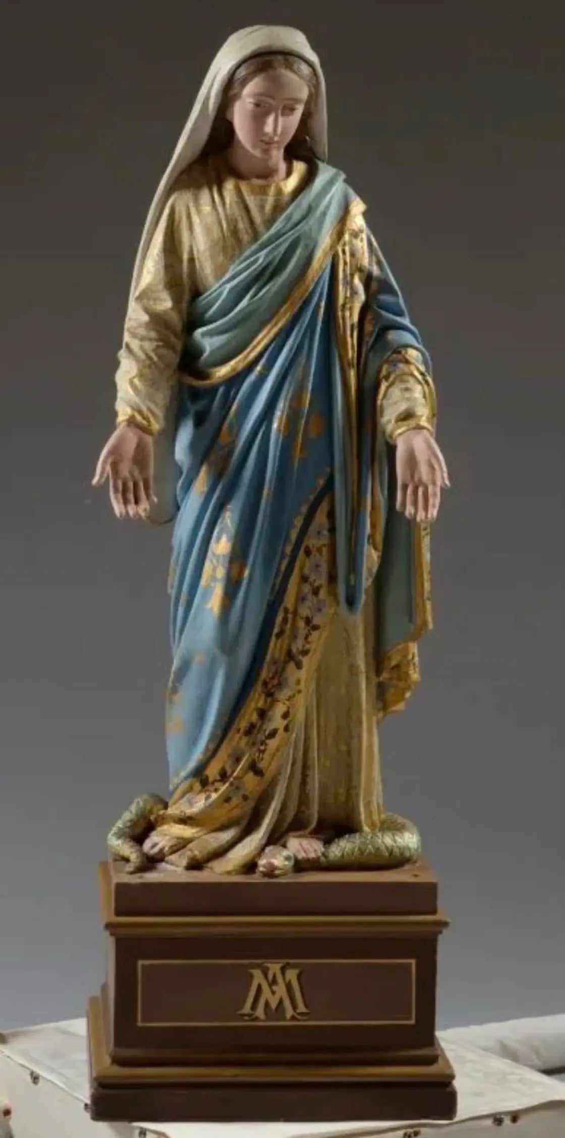Immaculate Conception Virgin processional statue in carved and polychromed wood with carrying base
/
Statue de procession de la Vierge de l’Immaculée Conception en bois sculpté et polychromé avec brancards
