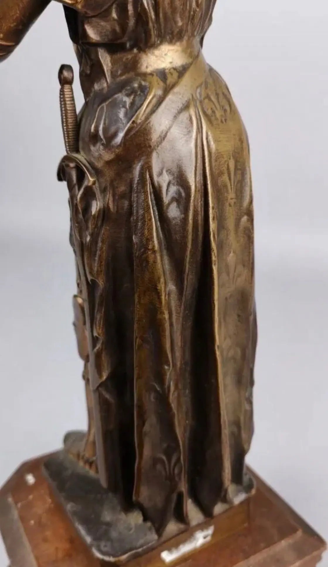 Bronze statue of Joan of Arc by André Vermare holding banner, French religious sculpture
/
Statue en bronze de Jeanne d’Arc par André Vermare tenant un étendard, sculpture religieuse française