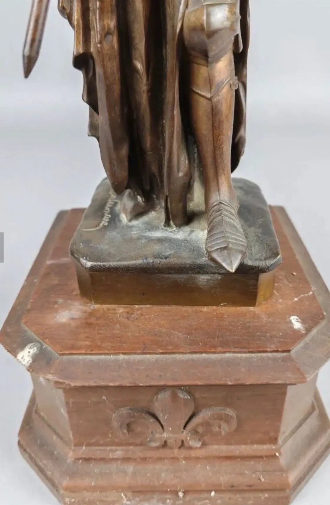 Bronze statue of Joan of Arc by André Vermare holding banner, French religious sculpture
/
Statue en bronze de Jeanne d’Arc par André Vermare tenant un étendard, sculpture religieuse française