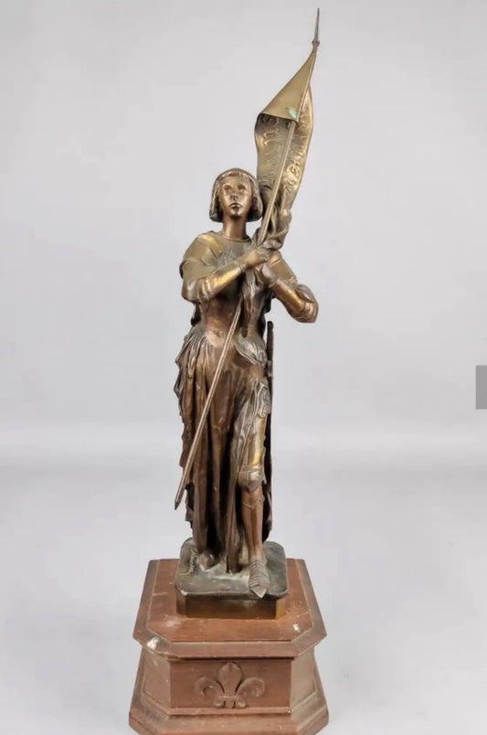 Bronze statue of Joan of Arc by André Vermare holding banner, French religious sculpture
/
Statue en bronze de Jeanne d’Arc par André Vermare tenant un étendard, sculpture religieuse française