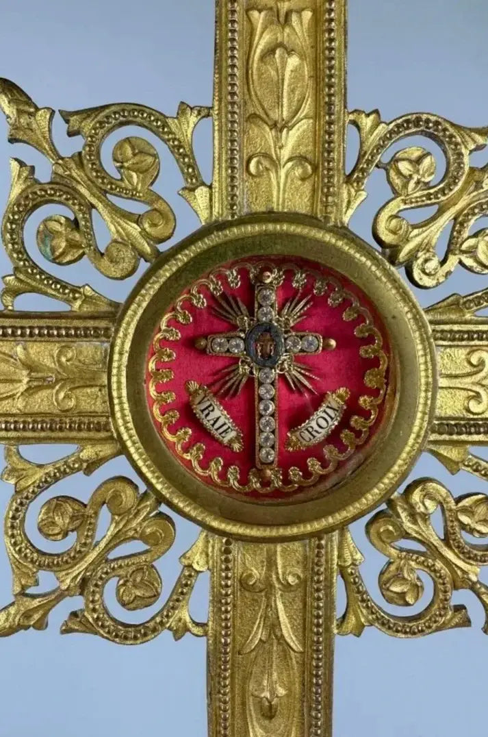 Large gilded bronze cross containing a relic of the True Cross / Croix en bronze doré, renfermant une relique de la Vraie Croix zoom