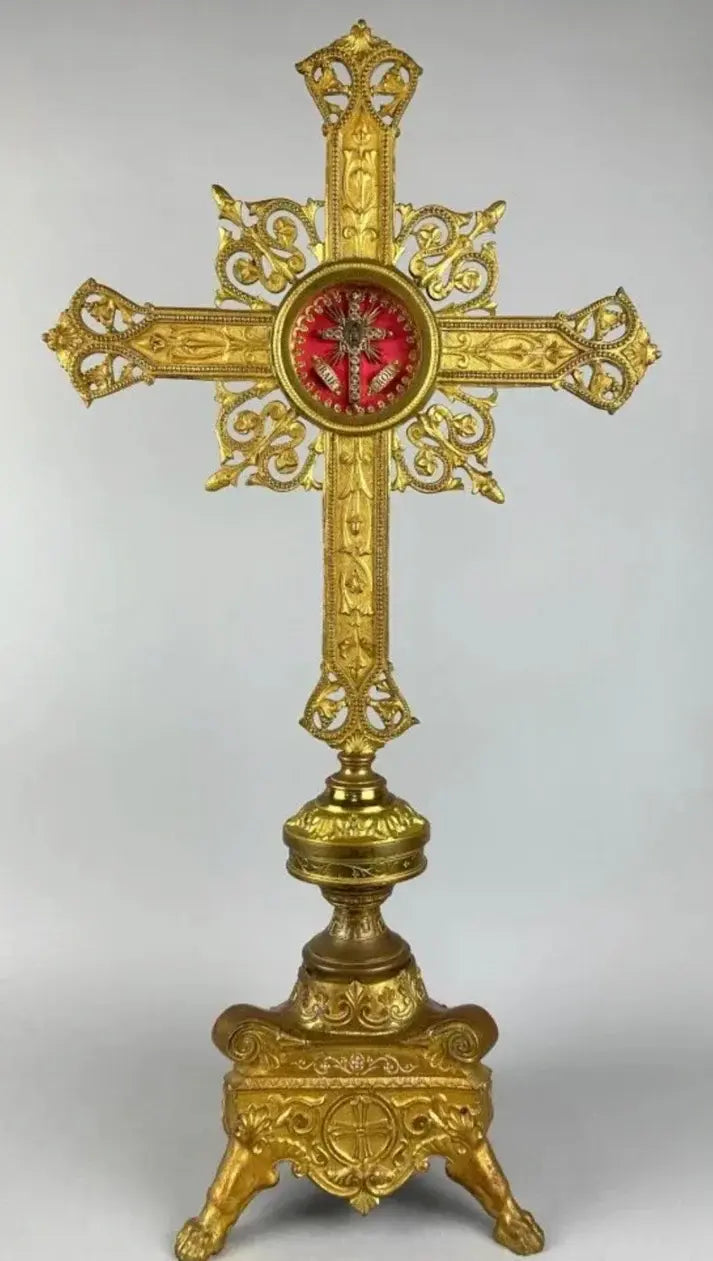 Large gilded bronze cross containing a relic of the True Cross / Croix en bronze doré, renfermant une relique de la Vraie Croix 

