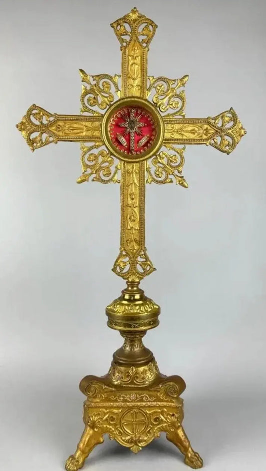 Large gilded bronze cross containing a relic of the True Cross / Croix en bronze doré, renfermant une relique de la Vraie Croix 

