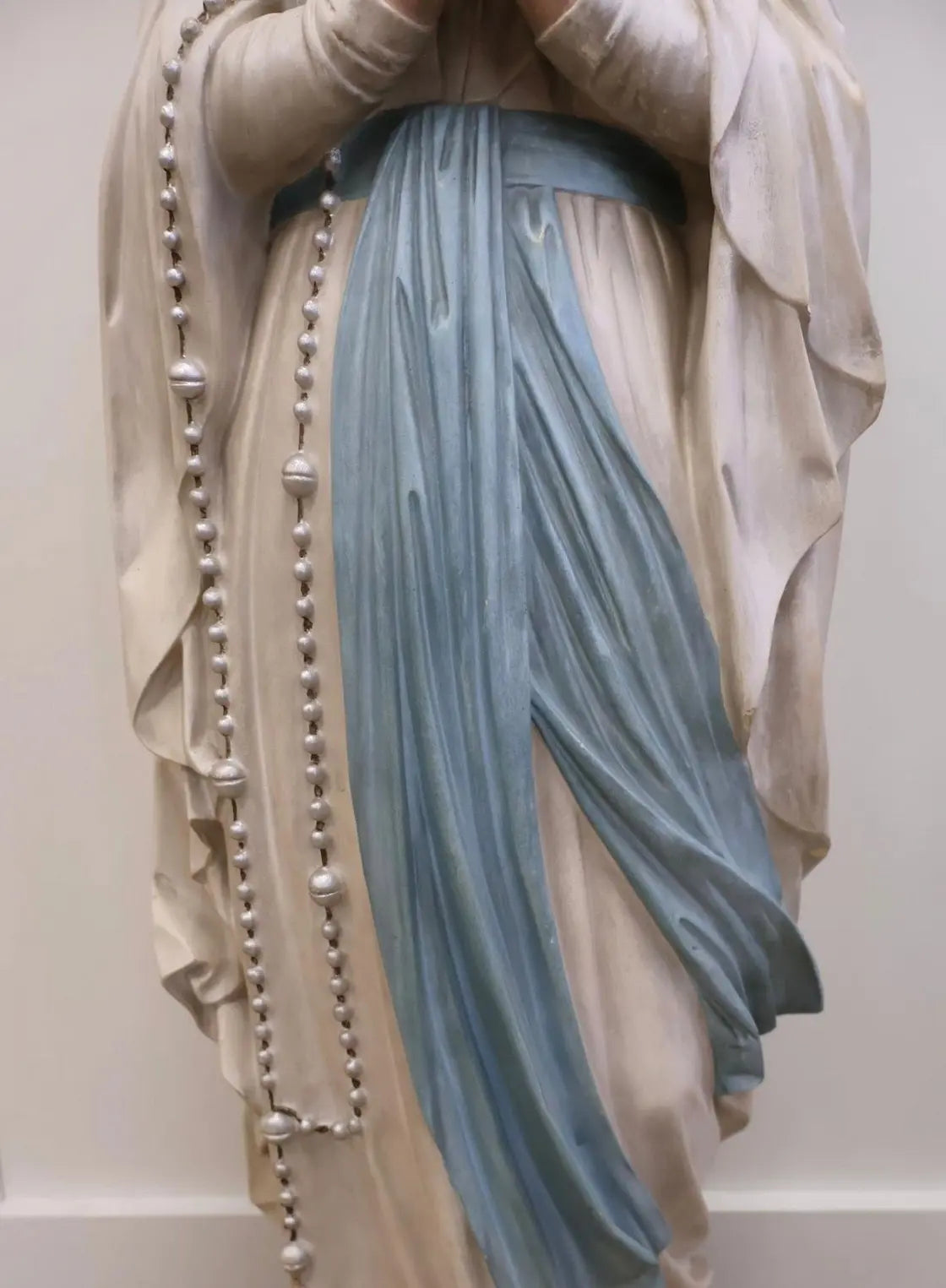 Large polychrome plaster statue of the Virgin Mary in prayer holding rosary Lourdes style
/
Grande statue en plâtre polychrome de la Vierge en prière avec chapelet style Lourdes