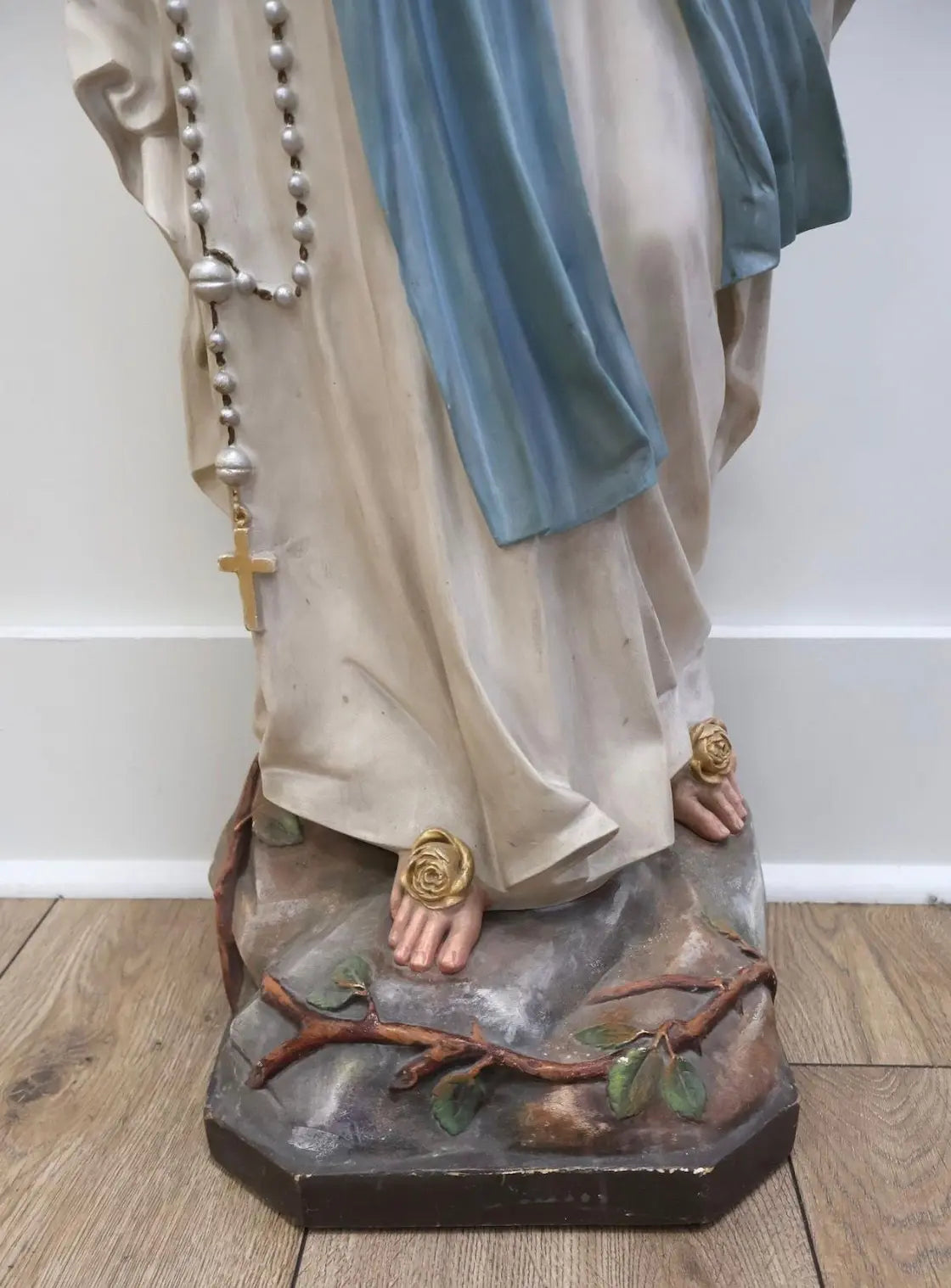 Large polychrome plaster statue of the Virgin Mary in prayer holding rosary Lourdes style
/
Grande statue en plâtre polychrome de la Vierge en prière avec chapelet style Lourdes