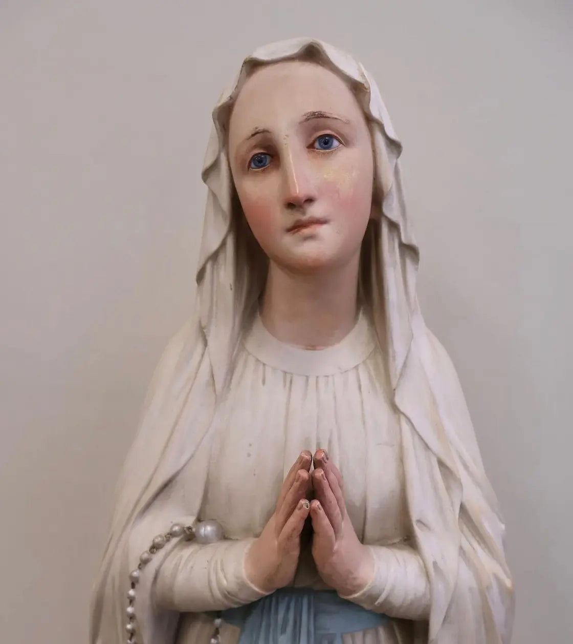 Large polychrome plaster statue of the Virgin Mary in prayer holding rosary Lourdes style
/
Grande statue en plâtre polychrome de la Vierge en prière avec chapelet style Lourdes