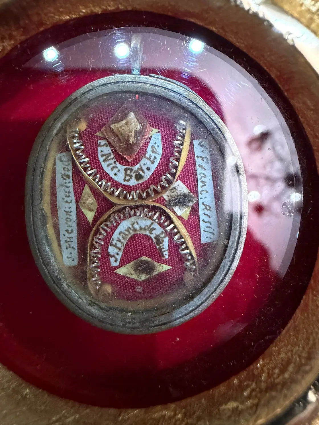 Gilt Catholic monstrance reliquary with multiple saints relics
/
Reliquaire monstrance doré contenant plusieurs reliques de saints