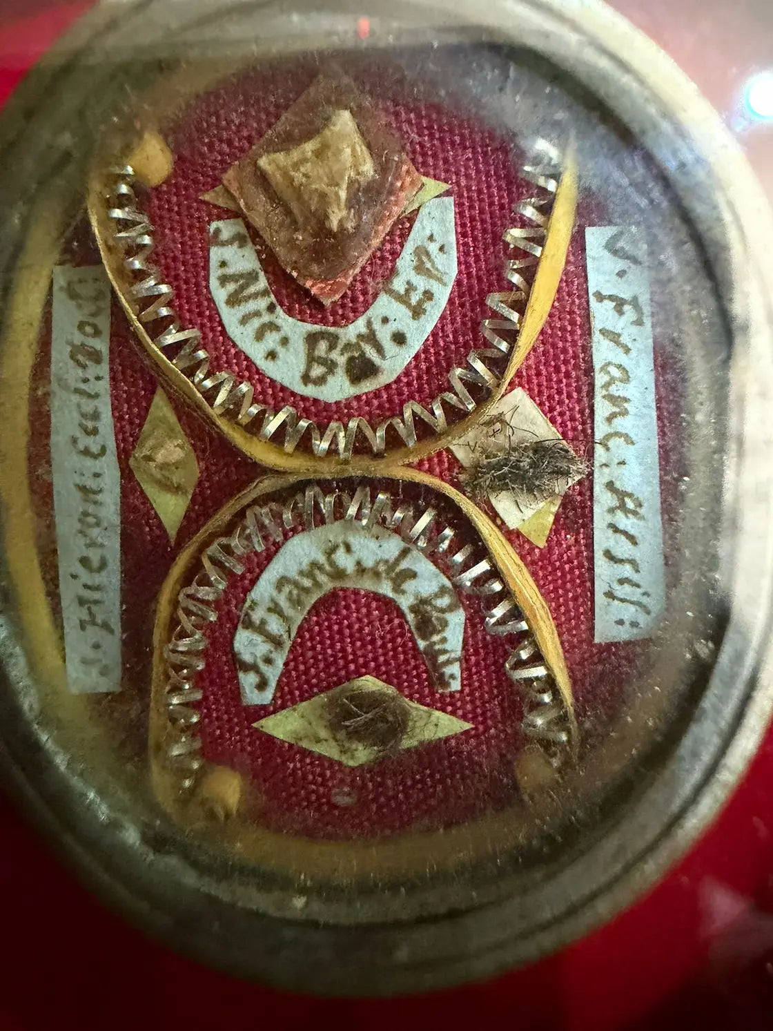 Gilt Catholic monstrance reliquary with multiple saints relics
/
Reliquaire monstrance doré contenant plusieurs reliques de saints