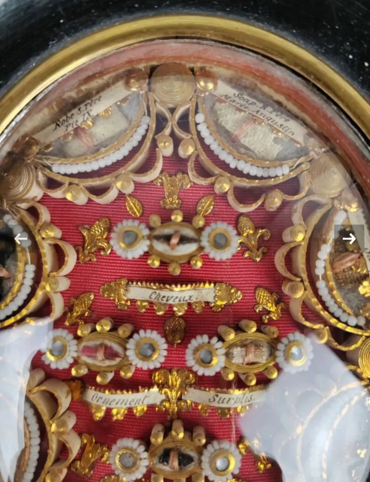 Antique oval reliquary containing relics of St. Jean-Marie Vianney, St. Mary Magdalene, and contact relics.
/
Reliquaire ovale ancien contenant des reliques de saint Jean-Marie Vianney, de sainte Marie-Madeleine et des reliques de contact.