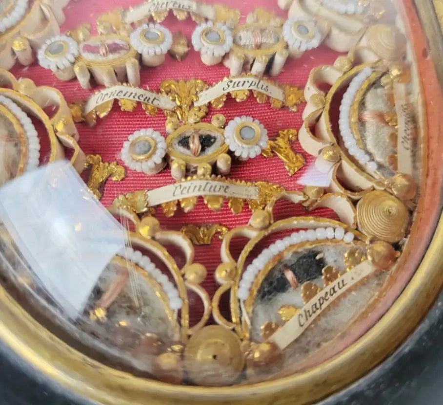 Antique oval reliquary containing relics of St. Jean-Marie Vianney, St. Mary Magdalene, and contact relics.
/
Reliquaire ovale ancien contenant des reliques de saint Jean-Marie Vianney, de sainte Marie-Madeleine et des reliques de contact.