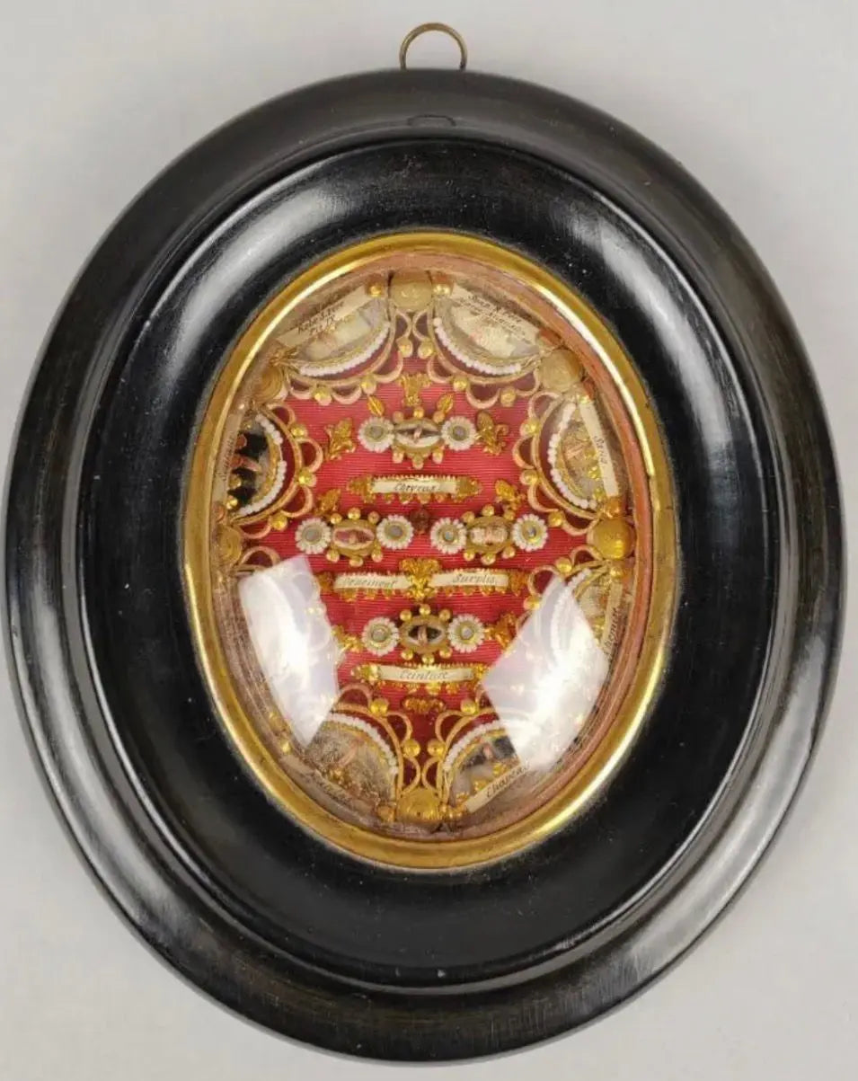 Antique oval reliquary containing relics of St. Jean-Marie Vianney, St. Mary Magdalene, and contact relics.
/
Reliquaire ovale ancien contenant des reliques de saint Jean-Marie Vianney, de sainte Marie-Madeleine et des reliques de contact.