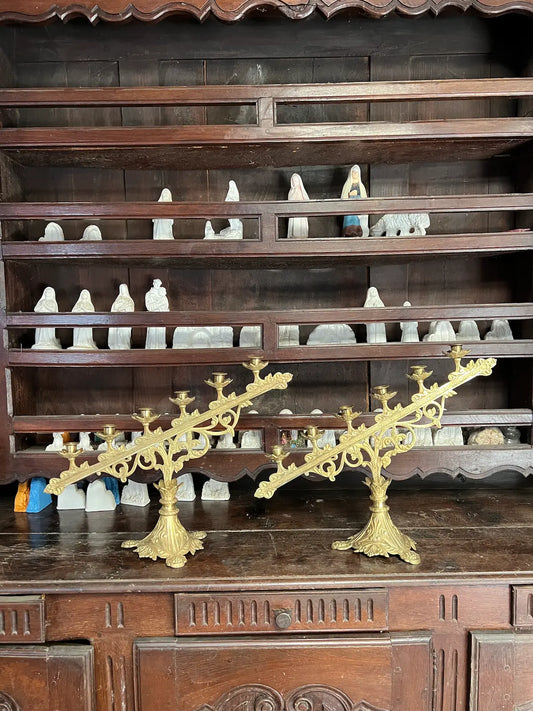 Pair of antique gilded bronze altar candelabra with six lights, ideal for church altars or sacred art collections.

/  Paire de candélabres d’autel anciens en bronze doré à six bougeoirs, idéale pour autels d’église ou collection d’art sacré.