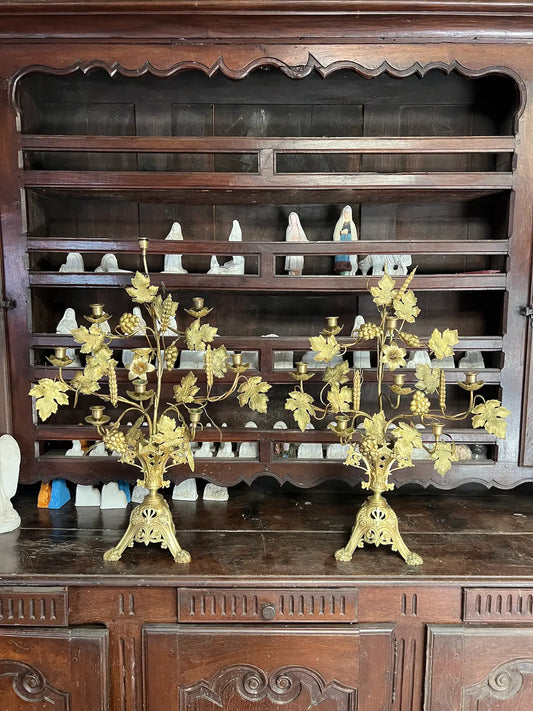 Pair of antique gilded bronze altar candelabra with vine and grapes, seven lights
/ Paire de chandeliers d’autel anciens en bronze doré avec vigne et raisins, sept lumières