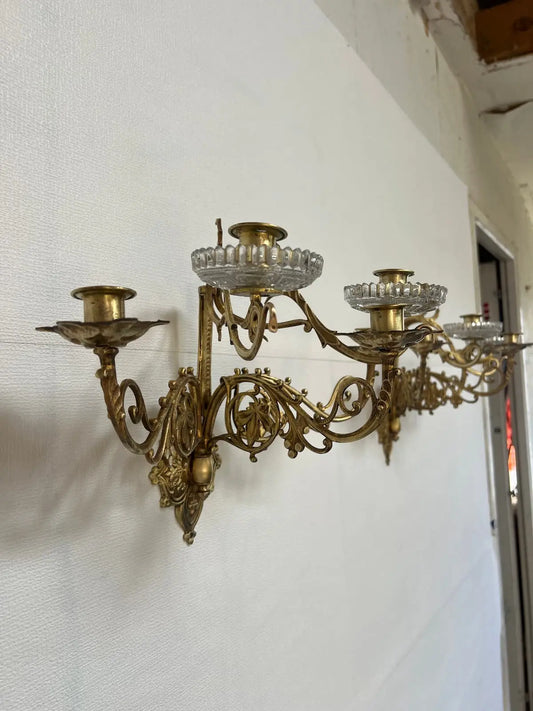 Pair of antique gilded bronze wall candelabra with five lights and glass bobeches /
Paire d’appliques murales anciennes en bronze doré à cinq lumières avec bobèches en verre